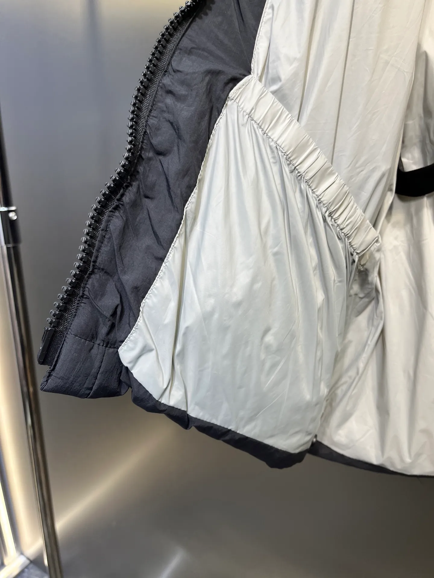 P740 Big Goose Capsule White Label Down Canada Goos* Canada Goose's new limited white label bread jacket, the same style for men and women, filled with 625 fill power white goose down, and the fabric has a satin feel. Suitable for wearing in spring and autumn in various cities, this model has a stand-up collar design, classic and versatile, and has good thermal insulation effect! Fabric + Features: ✅Fabric: 85% polyester, 15% cotton, windproof and waterproof ✅Lining: 100% polyester, windproof and waterproof ✅Filling: 80% pure white duck down, 20% pure white feathers ✅Fillness: 625 ✅Care instructions: Dry cleaning ✅Zipper: Genuine YKK two-way entrance zipper ✅TEI Temperature Feeling Index 1: Lightweight minus 5 degrees to 5 degrees Technology: ✅The fabric is made of CORDURA polyamide fabric, which is a new functional fabric and a leading technological product. The durability is 2 times higher than ordinary nylon fabric. Wear resistance, strong tear resistance, good hand feel and good color. ✅The liner is filled with imported 625 fill power 90 white duck down, the liner is reinforced with anti-runaway velvet liner, and the fly on the front center fly is designed with snap buttons to prevent ventilation and rain. Whether it is hiking, urban walking or polar exploration, this model can help you find the Cana that suits your body, activities and lifestyle. Color: pink, blue, black, white Size: xs-l
